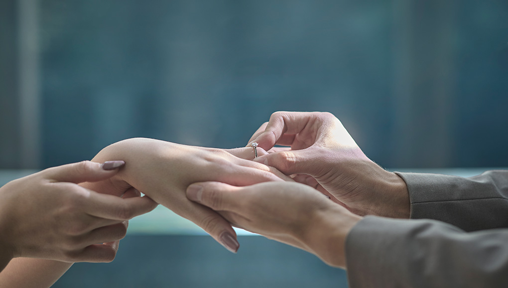 人生最高のプロポーズを贈る！プロが教える婚約指輪の準備ガイド